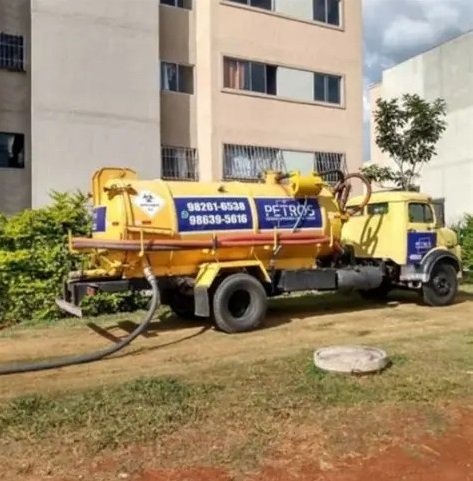 Caminhão limpa fossa Petros trabalhando